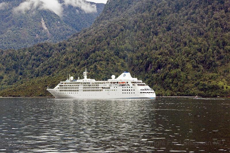 20071218 123628 D2X 4200x2800.jpg - The Silver Wind at anchor in Puerto Chacabuco